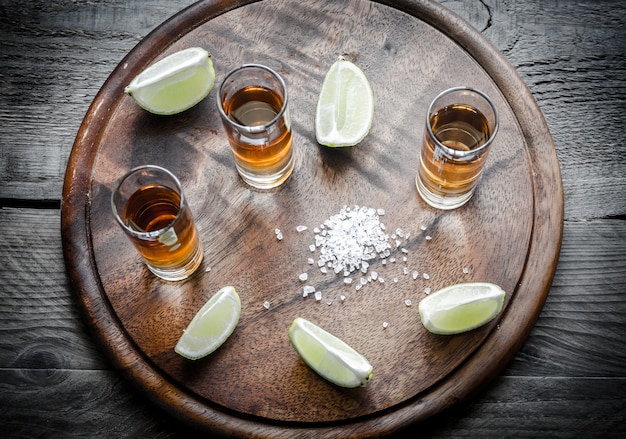 Verres de tequila sur la planche de bois