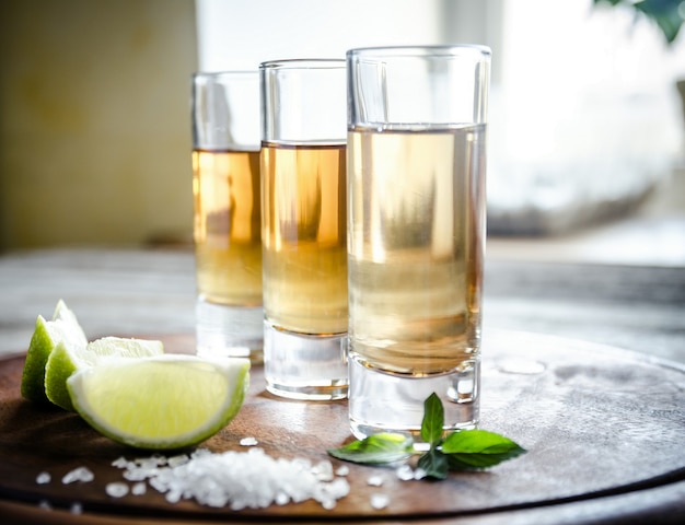 Verres de tequila sur la planche de bois