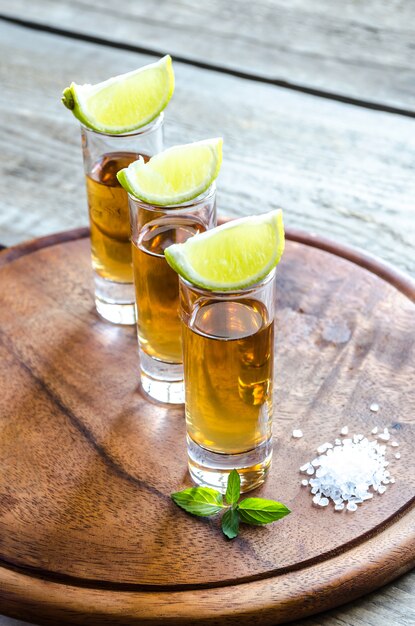 Verres de tequila sur la planche de bois