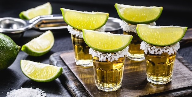 Verres de tequila sur la table du bar, servis avec du sel et du citron