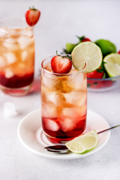 Verres de thé glacé aux fraises