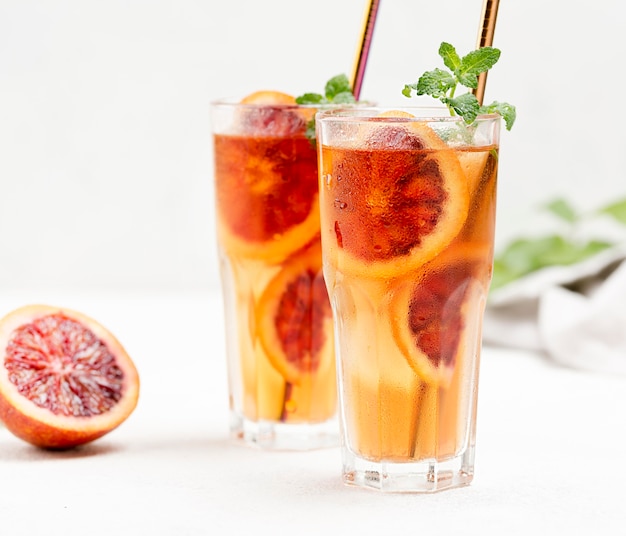 Verres avec thé glacé aux fruits