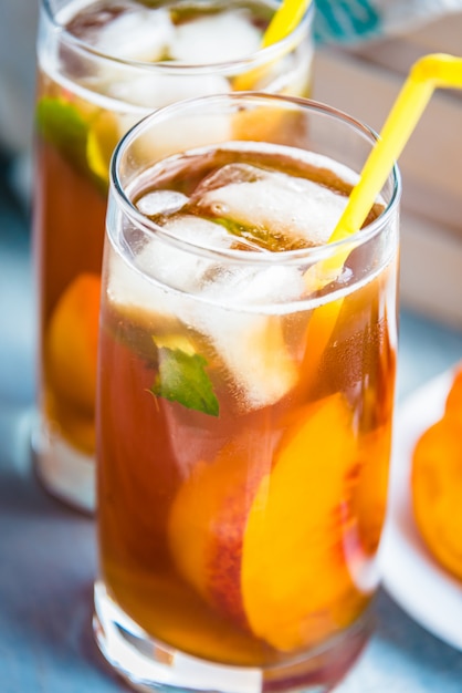 Verres Avec Thé Glacé Fait Maison, Tranches De Pêche Aromatisées à La Pêche Et Fraîchement Coupées.