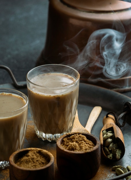 Photo verres à thé et poudre sur plateau