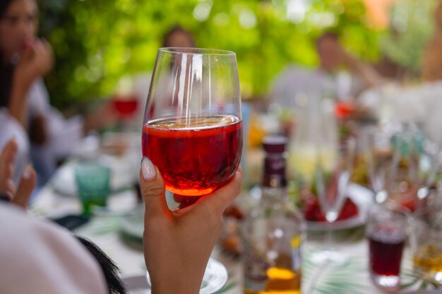Verres tintants avec de l'alcool et toasting party
