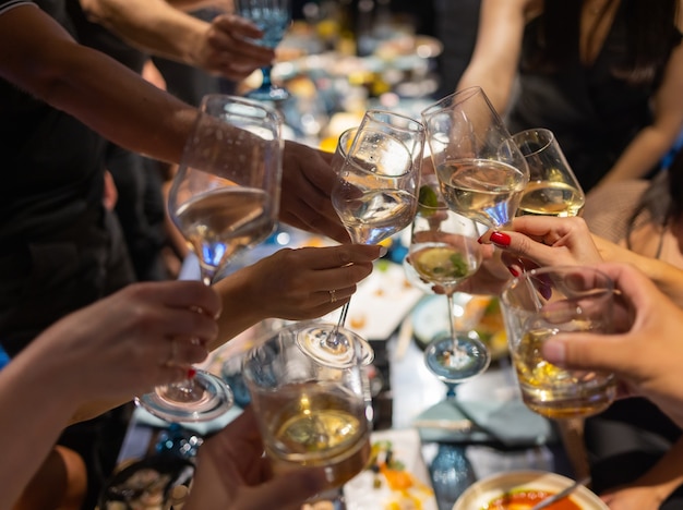 Verres trinquant avec de l'alcool et grillage, fête.