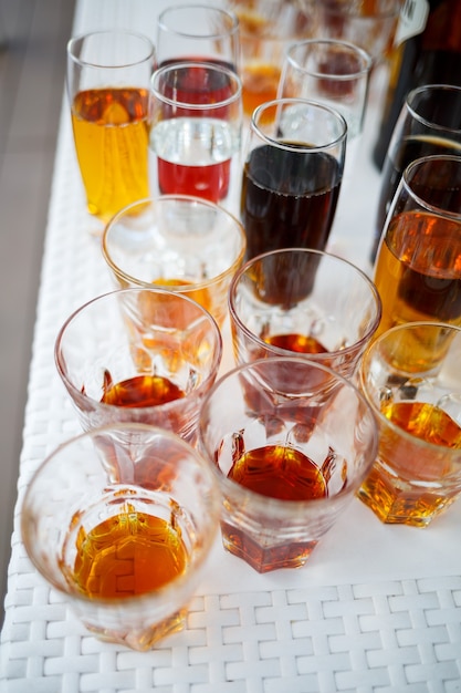 Des verres en verre avec des boissons se tiennent sur une table