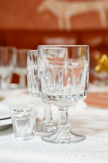 Des verres en verre avec des boissons se tiennent sur une table