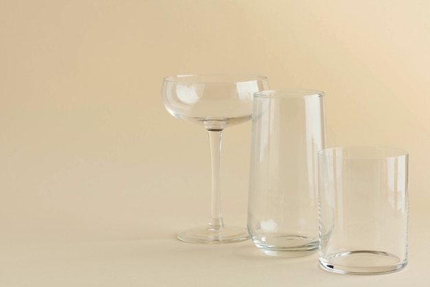 Verres en verre clair vides verres sur fond beige minimalisme concept photo copie espace alcool...