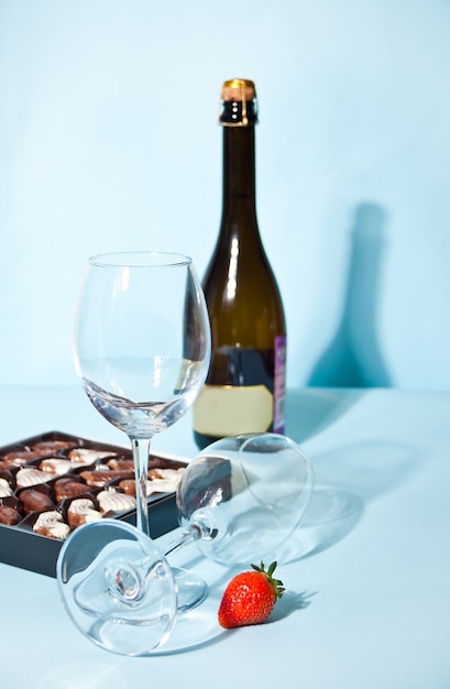 Verres vides avec boîte de chocolats et bouteille