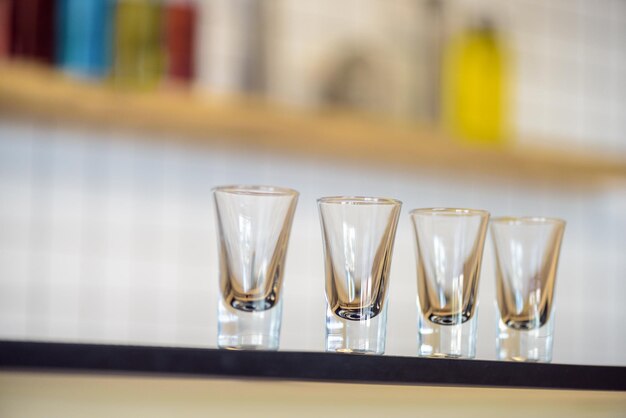 Des verres vides sur le comptoir du bar.