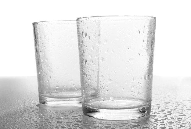 Verres vides isolés sur blanc