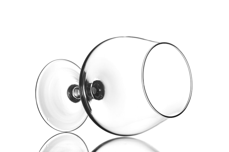 Photo verres vides isolés sur blanc