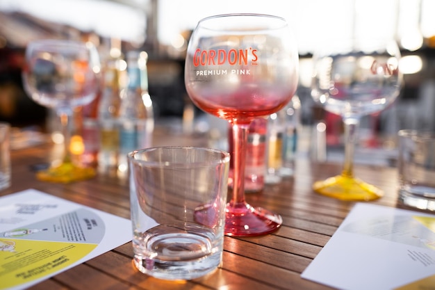 Photo des verres vides et propres sur le bar avec le logo du gin gordons