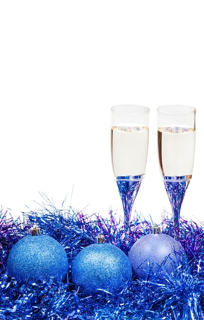 Verres de vin aux guirlandes de Noël bleu et violet