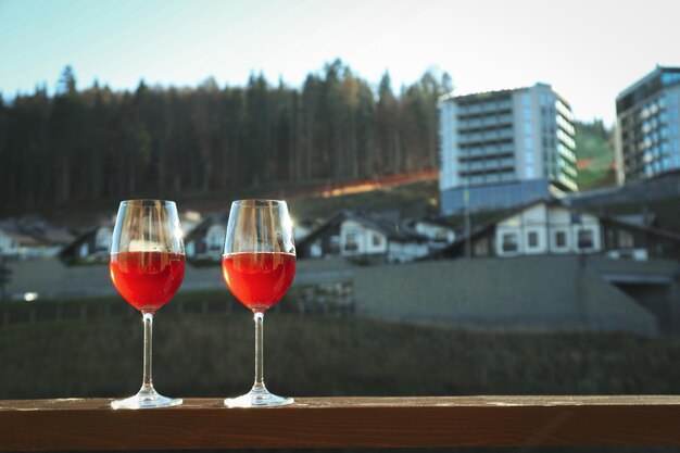 Verres de vin sur un balcon en bois dans une station de ski