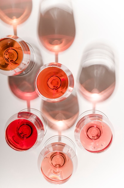 Photo verres de vin blanc et rose avec leurs ombres