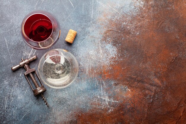 Verres à vin blanc et rouge