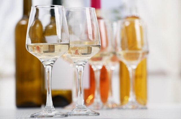 Verres de vin blanc sur table libre