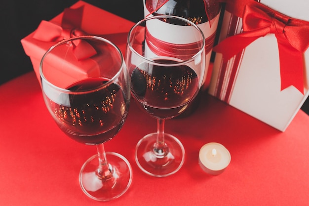 Photo les verres à vin et une bougie allumée en vue de dessus