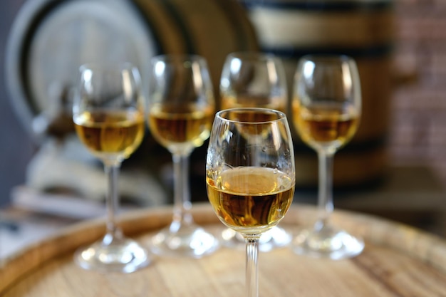 Verres de vin en cave avec de vieux tonneaux