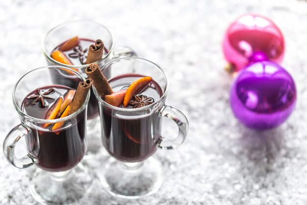 Verres de vin chaud dans la neige