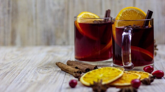 Verres à vin chaud sur un fond en bois. concept de nouvel an