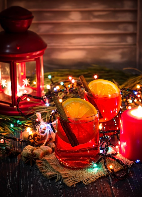 Verres de vin chaud à l&#39;orange et à la cannelle. Mise au point sélective