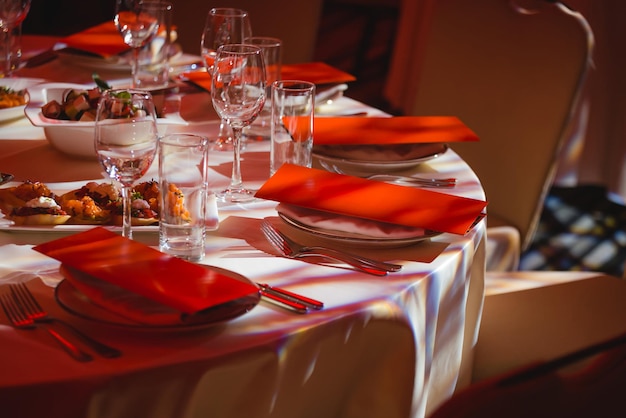 Verres à vin dans un restaurant loft lumière chaude