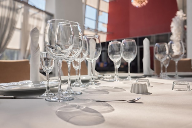 Verres à vin dans un restaurant loft lumière chaude