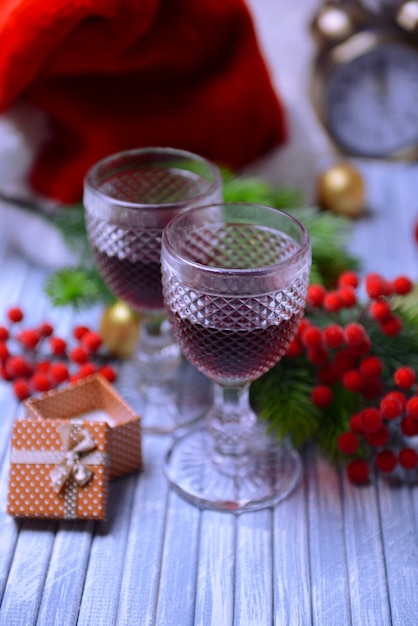 Verres à vin et décoration de Noël sur fond clair