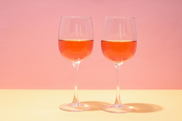 Verres de vin délicieux alcool dans des verres