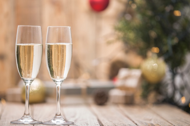 Verres à vin devant un arbre de Noël