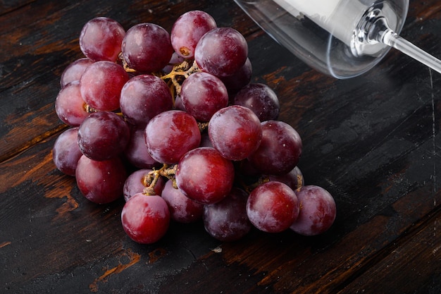 Verres à Vin Avec Ensemble De Raisins, Sur Une Vieille Table En Bois Foncé