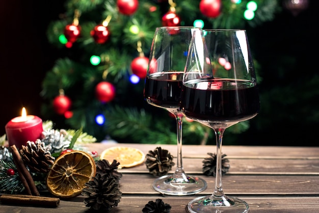 Verres de vin sur le fond d'un arbre de Noël décoré. Ambiance du nouvel an