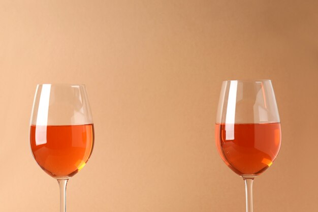 Verres de vin sur fond beige, espace pour le texte