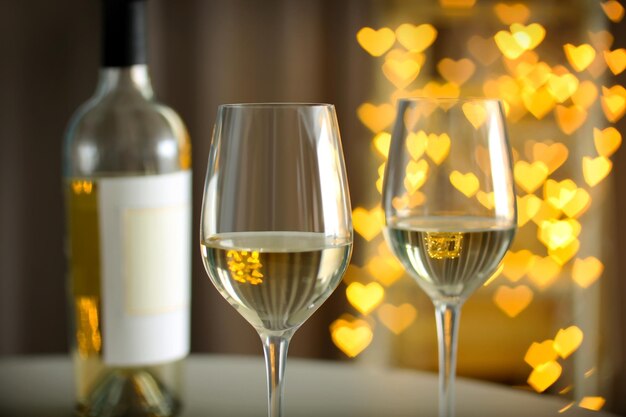 Verres de vin sur fond flou romantique