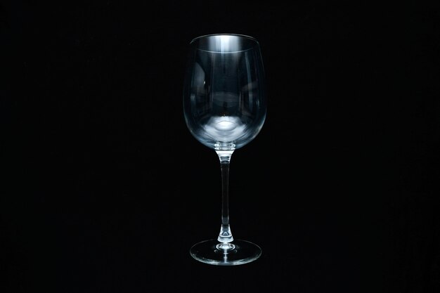 Verres à vin sur fond noir. Lay plat, vue de dessus. Concept de vacances et de célébration.