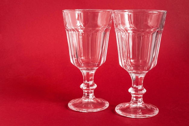 Verres à vin sur fond rouge