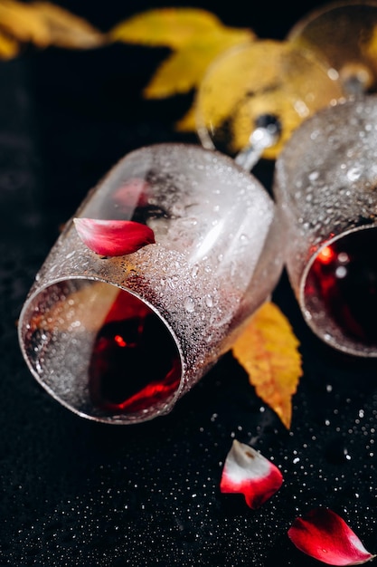 verres à vin sur fond sombre dans les gouttes de pluie, automne nature morte