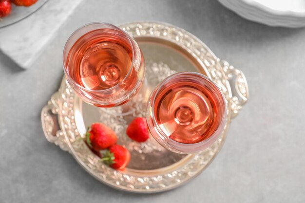 Verres de vin de fraise sur plateau doré