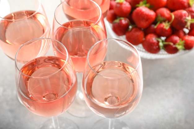 Verres de vin de fraise sur table