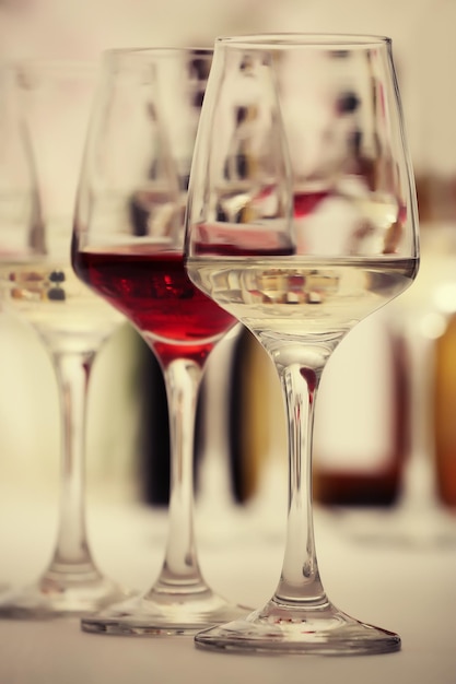 Verres à vin avec gros plan de vin rouge et blanc