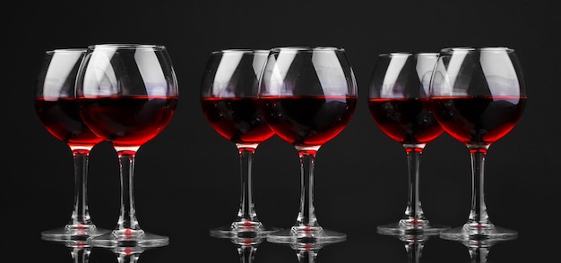 Verres à vin isolés sur fond noir