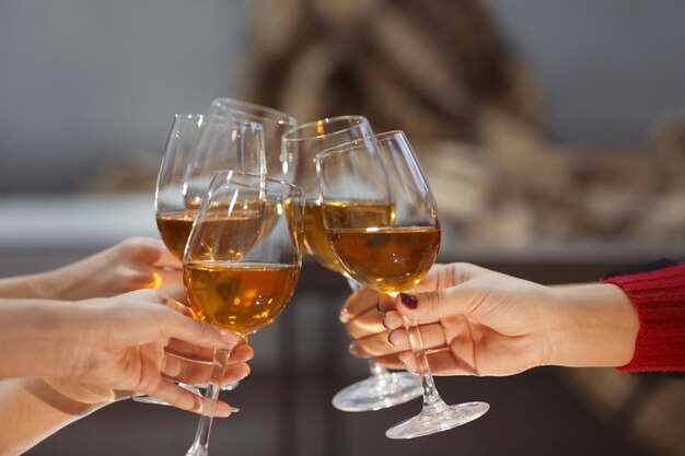 Verres de vin lors de joyeuses fêtes