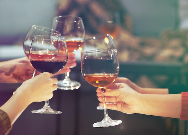 Verres de vin lors de joyeuses fêtes