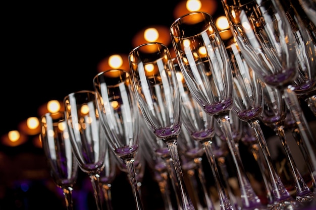 Photo des verres à vin mousseux champagne se tiennent en rangée au bar restauration