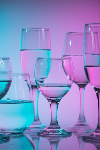 Photo verres à vin avec néon multicolore