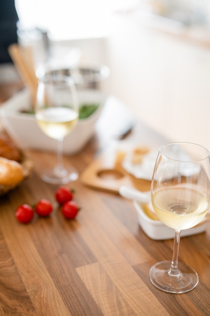 Verres de vin avec de la nourriture sur la table