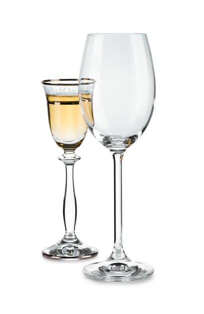 Verres à vin pleins et vides